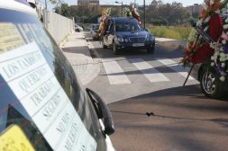 600 taxistas exigen ayudas para seguridad en los coches en el entierro del compa&ntilde;ero asesinado